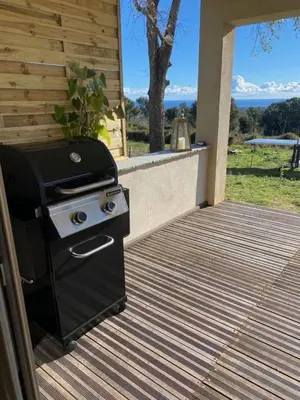 Barbecue disponible mis à disposition des clients de l'appartement