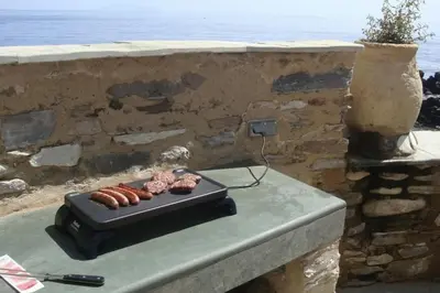Barbecue disponible mis à disposition des clients de l'appartement
