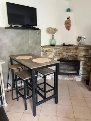 Télévision ou salle de divertissement dans l'établissement Maison de village