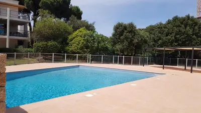 Piscine de l'établissement Très beau T3 dans résidence avec piscine à 5 min à pied de la plage et commerces ou située à proximité