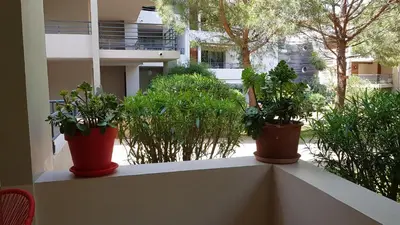 Jardin de l'établissement Très beau T3 dans résidence avec piscine à 5 min à pied de la plage et commerces