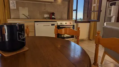 Cuisine ou kitchenette dans l'établissement Le Porto T3 55m2 vue mer immeuble traditionnel en pierre de taille avec prestations exceptionnelles barbecue ordinateur vidéosurveillance terrasse panoramique