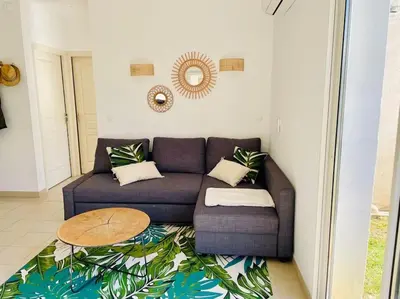 Coin salon dans l'établissement Rez de Jardin Piscine et Plage