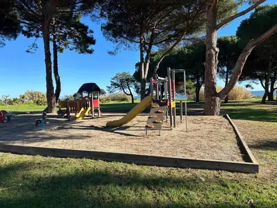 Aire de jeux pour enfants de l'établissement Rez de Jardin Piscine et Plage