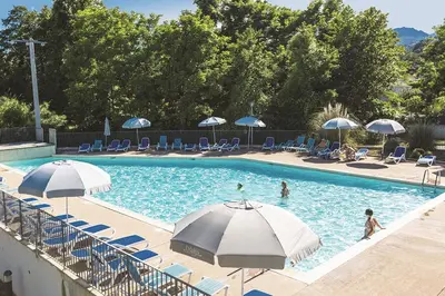 Piscine de l'établissement Rez de Jardin Piscine et Plage ou située à proximité