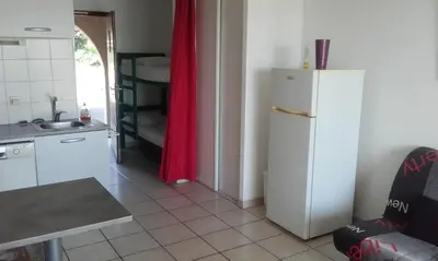 Cuisine ou kitchenette dans l'établissement Haute Corse. Studio 4 pers .Plage Piscine. Cervione Prunete .