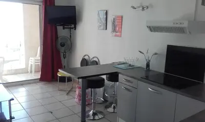 Cuisine ou kitchenette dans l'établissement Haute Corse. Studio 4 pers .Plage Piscine. Cervione Prunete .