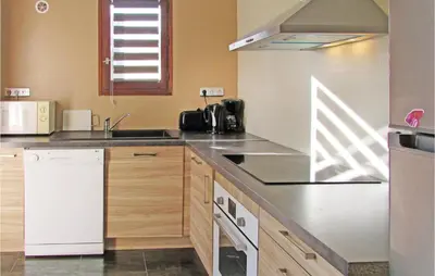 Cuisine ou kitchenette dans l'établissement Beautiful Home In Venzolasca With Wifi