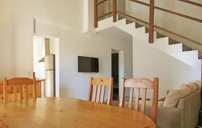 Télévision ou salle de divertissement dans l'établissement Beautiful Home In Venzolasca With Wifi