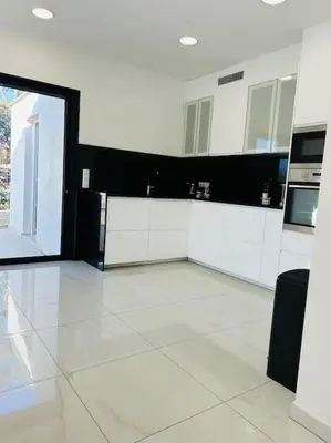 Cuisine ou kitchenette dans l'établissement Villa Climatisée avec Piscine partagée , Terrasse et Parking