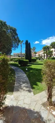 Jardin de l'établissement appartement bord de mer en Corse avec 2 piscines 100 metres de la plage