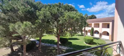 Jardin de l'établissement appartement bord de mer en Corse avec 2 piscines 100 metres de la plage