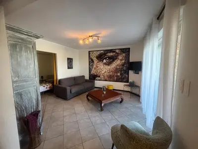 Coin salon dans l'établissement Appartement F2 dessous de villa