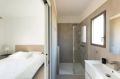 Salle de bains dans l'établissement Villa avec piscine
