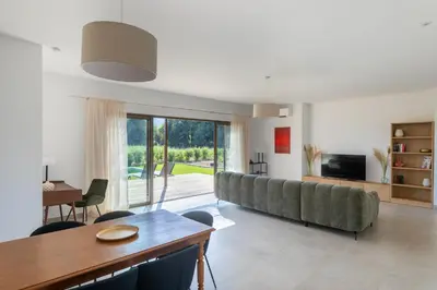 Coin salon dans l'établissement Villa avec piscine