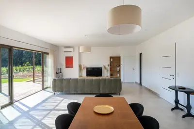 Télévision ou salle de divertissement dans l'établissement Villa avec piscine