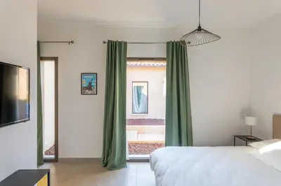 Un ou plusieurs lits dans un hébergement de l'établissement Villa avec piscine