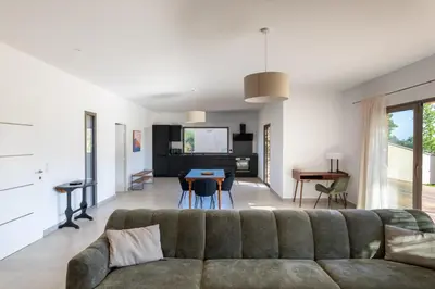 Coin salon dans l'établissement Villa avec piscine