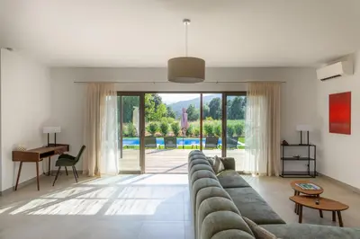 Coin salon dans l'établissement Villa avec piscine