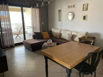 Coin salon dans l'établissement Bel Appartement en plein cœur de Folelli