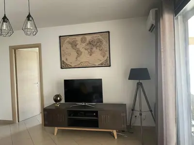 Télévision ou salle de divertissement dans l'établissement Bel Appartement en plein cœur de Folelli