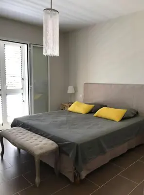 Un ou plusieurs lits dans un hébergement de l'établissement Maison à Saint-Florent avec piscine privée