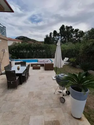 Piscine de l'établissement Maison à Saint-Florent avec piscine privée ou située à proximité