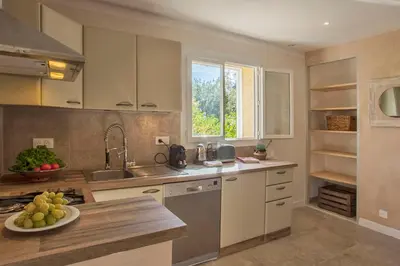 Cuisine ou kitchenette dans l'établissement Maisonnette une chambre 