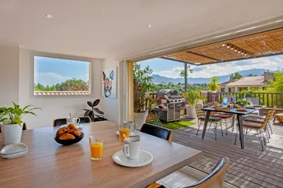 Vue générale sur la montagne ou vue sur la montagne depuis l'appartement