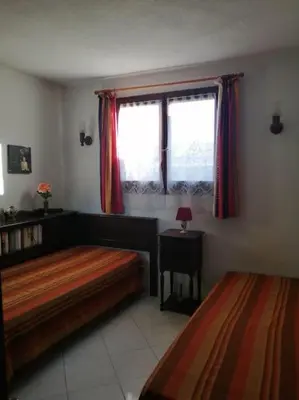 Un ou plusieurs lits dans un hébergement de l'établissement Maison près de la plage