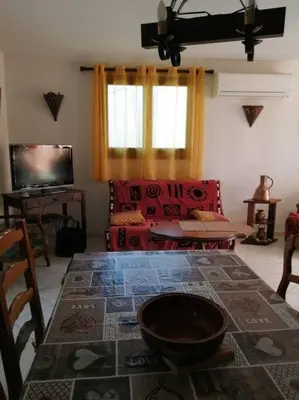 Télévision ou salle de divertissement dans l'établissement Maison près de la plage
