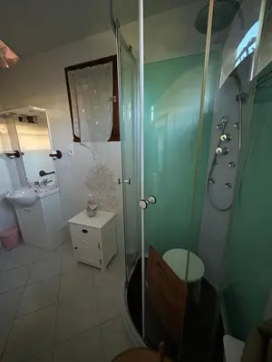 Salle de bains dans l'établissement Maison près de la plage