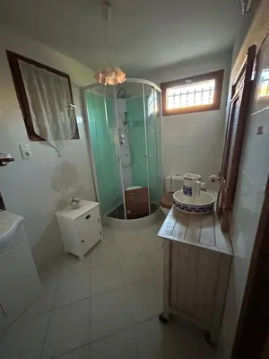 Salle de bains dans l'établissement Maison près de la plage