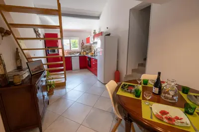 Cuisine ou kitchenette dans l'établissement Superbe T3 en villa , entree sud de bastia ( Furiani )