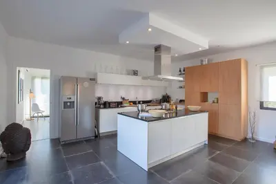 Cuisine ou kitchenette dans l'établissement VILLA KIM SISCU a 300m de la plage