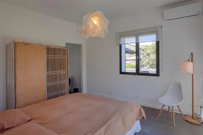 Un ou plusieurs lits dans un hébergement de l'établissement VILLA KIM SISCU a 300m de la plage