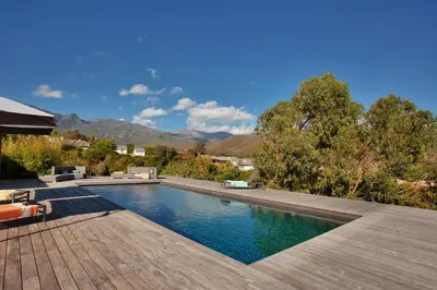 Piscine de l'établissement VILLA KIM SISCU a 300m de la plage ou située à proximité
