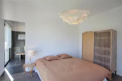 Un ou plusieurs lits dans un hébergement de l'établissement VILLA KIM SISCU a 300m de la plage