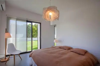 Un ou plusieurs lits dans un hébergement de l'établissement VILLA KIM SISCU a 300m de la plage
