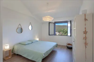 Un ou plusieurs lits dans un hébergement de l'établissement VILLA KIM SISCU a 300m de la plage