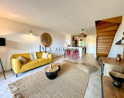 Coin salon dans l'établissement Appartement Manuro Paisible & vue mer CALVI