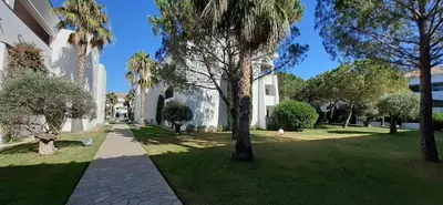 Jardin de l'établissement Appartement T3 les pieds dans l'eau