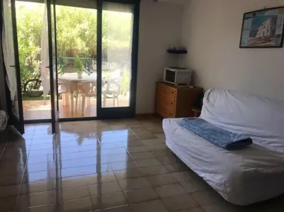 Un ou plusieurs lits dans un hébergement de l'établissement Grand Studio rez de jardin avec parking à 5 min à pieds de la mer et commerces