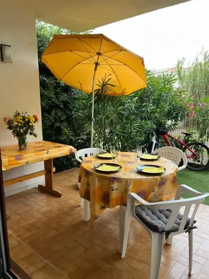 Jardin de l'établissement Grand Studio rez de jardin avec parking à 5 min à pieds de la mer et commerces