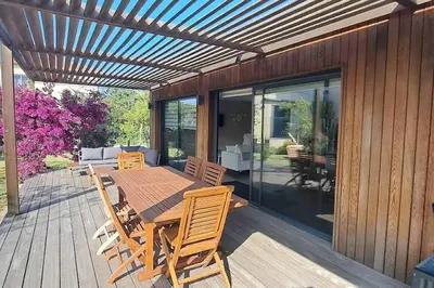 Balcon ou terrasse dans l'établissement Maison de vacances avec piscine proche mer et montagne
