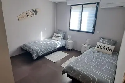Un ou plusieurs lits dans un hébergement de l'établissement Maison de vacances avec piscine proche mer et montagne