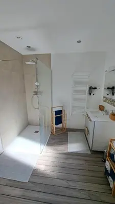 Cuisine ou kitchenette dans l'établissement Maison de vacances avec piscine proche mer et montagne