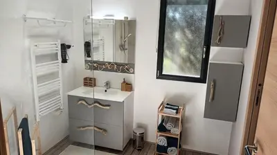 Salle de bains dans l'établissement Maison de vacances avec piscine proche mer et montagne