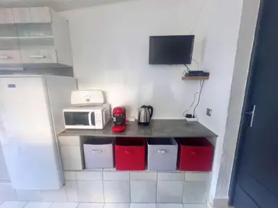 Cuisine ou kitchenette dans l'établissement Les pieds dans l'eau T2 E