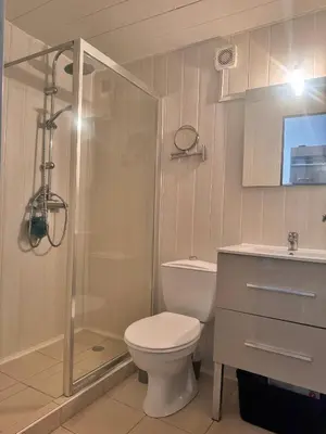 Salle de bains dans l'établissement Les pieds dans l'eau T2 A